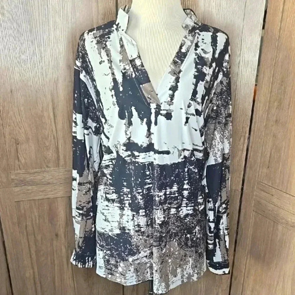 Black and White Abstract Blouse - Picture 2 of 11
